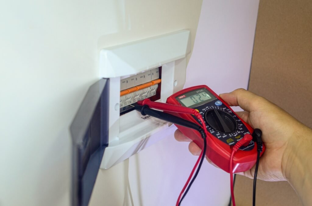 Contrôle au multimètre d’un disjoncteur à Caen pour diagnostic électricité.