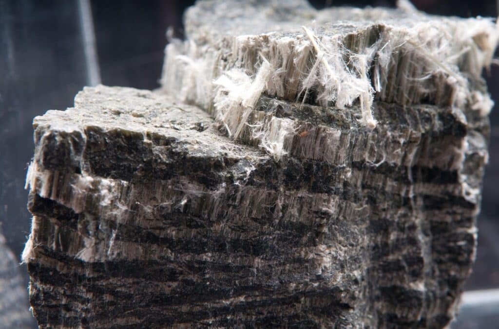 Bloc de fibro-ciment contenant des fibres d’amiante à Caen pour diagnostic amiante.