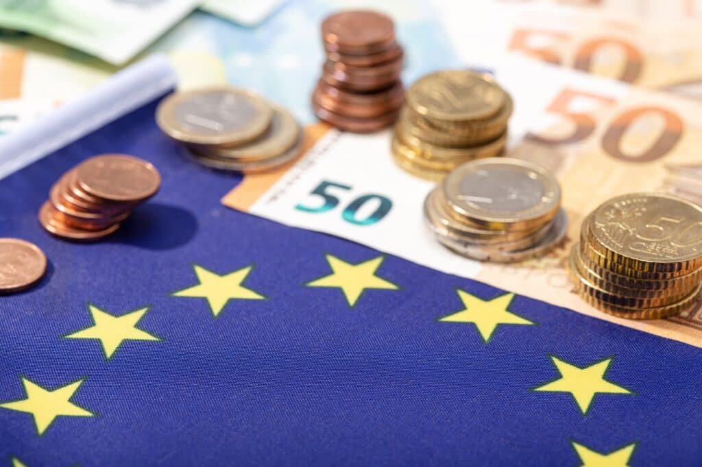 Billets et pièces en euros illustrant le coût d’un audit énergétique à Caen.