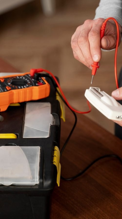 Testeur de continuité électrique manipulé sur un composant à Caen.