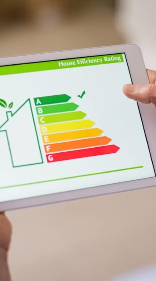 Évaluation énergétique d’une maison affichée sur une tablette à Caen.