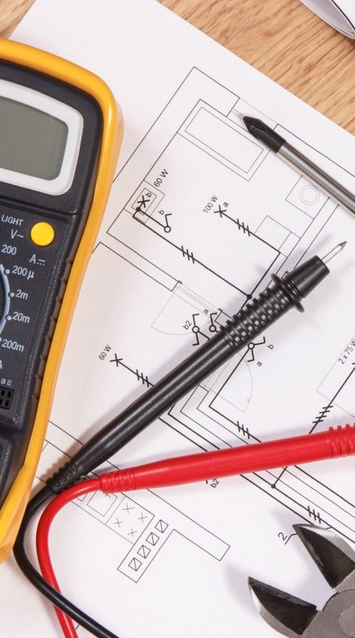 Multimètre posé sur un plan de circuit électrique à Caen pour diagnostic électricité.